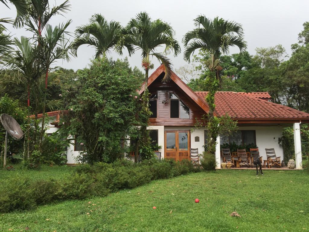 Chalet Nicholas Bed & Breakfast Nuevo Arenal Bagian luar foto