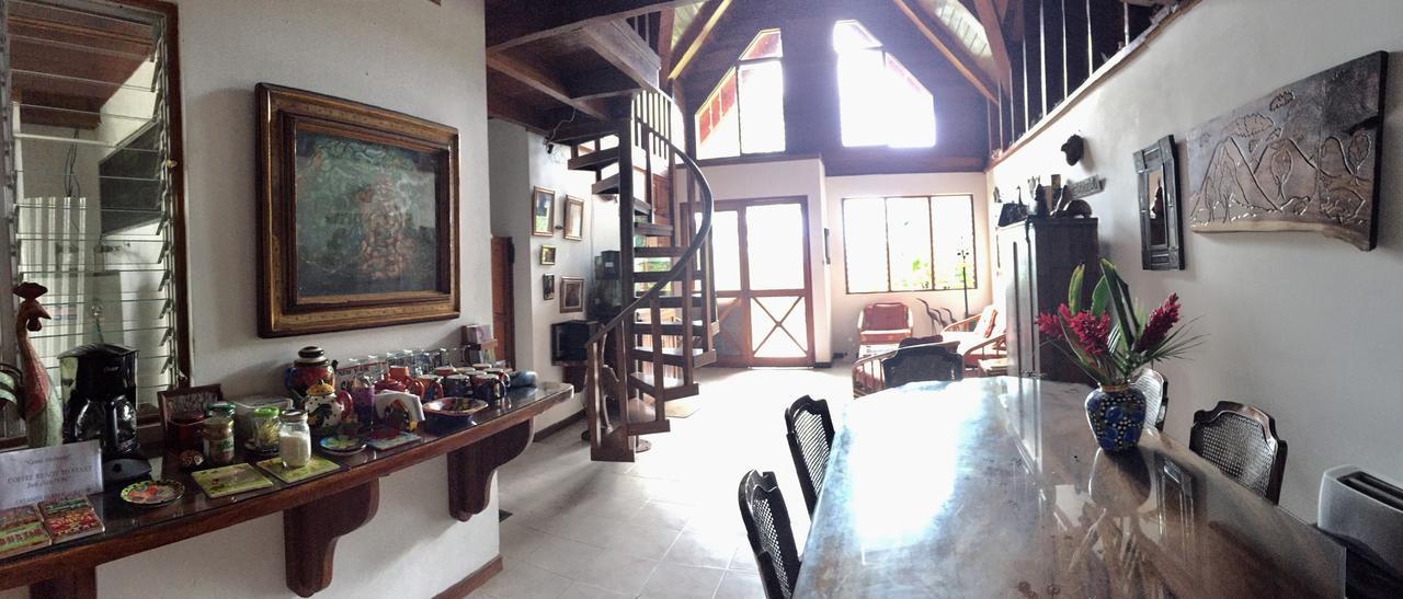 Chalet Nicholas Bed & Breakfast Nuevo Arenal Bagian luar foto